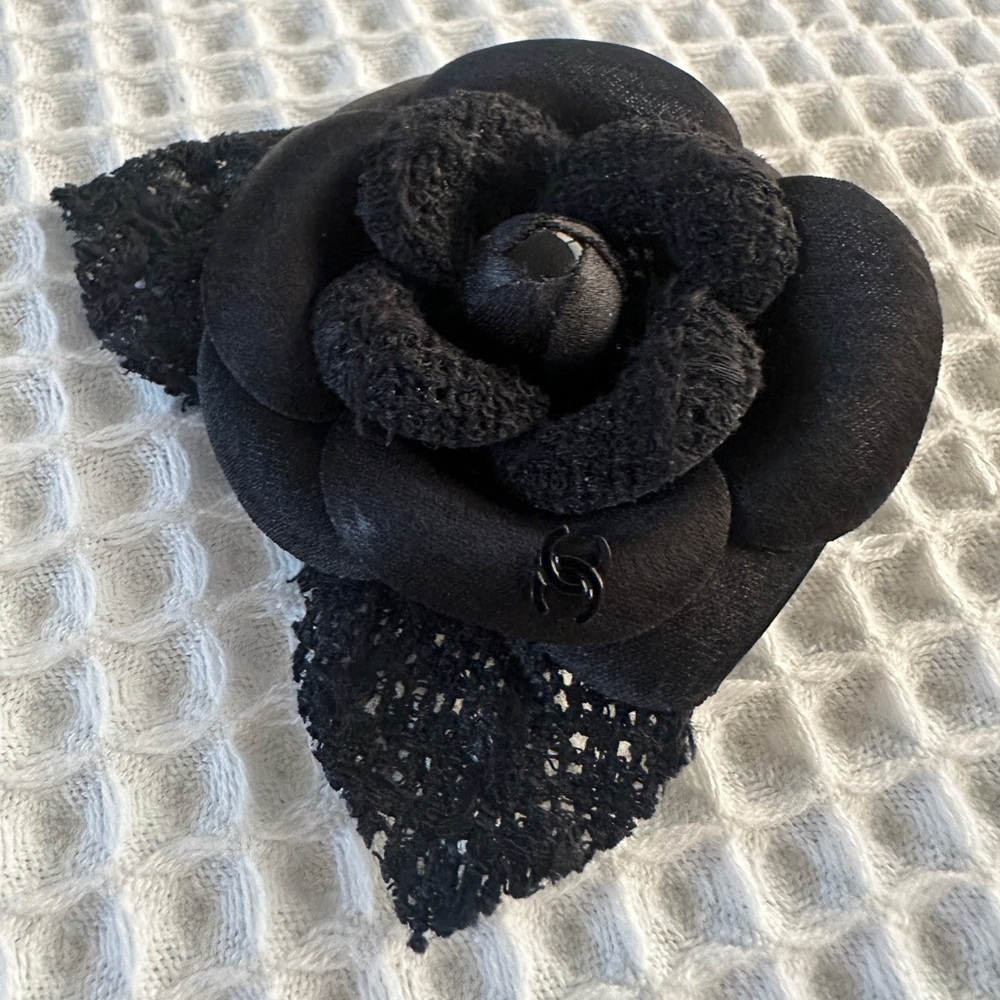 Authentic CHANEL
Tweed Fabric Camellia Pin Brooch
Black
